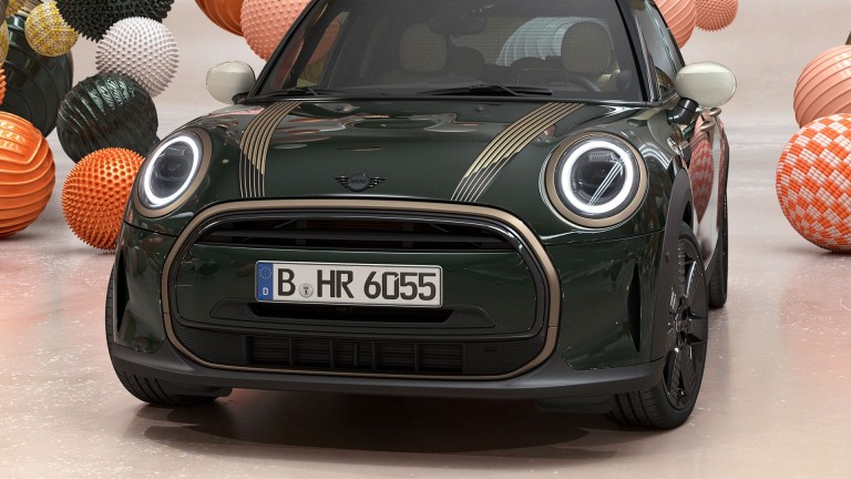 MINI Resolute Edition – Rebel Green body colour – bonnet stripes