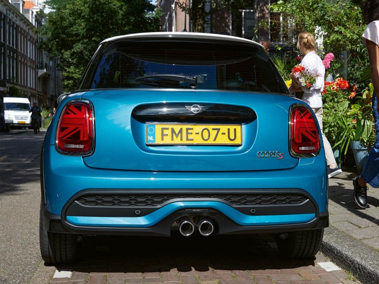 MINI 5-door Hatch – blue and white – bumper